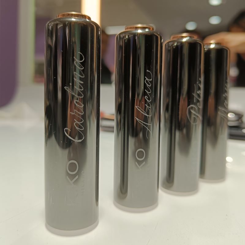 Grabado caligráfico en labiales